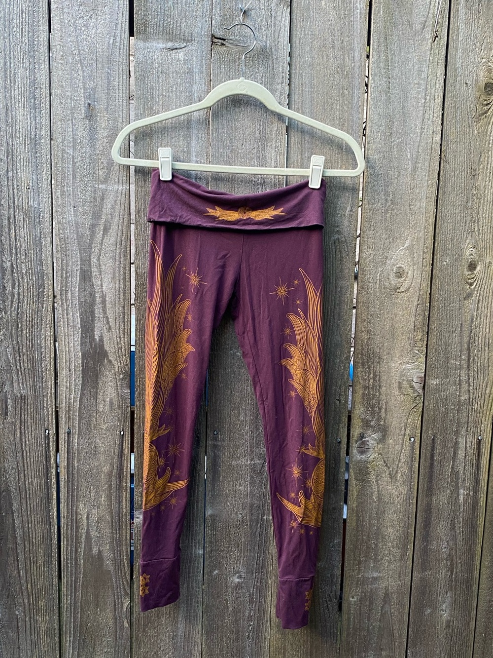 Women’s ' Plum Leggings with Gold Feather Print - small